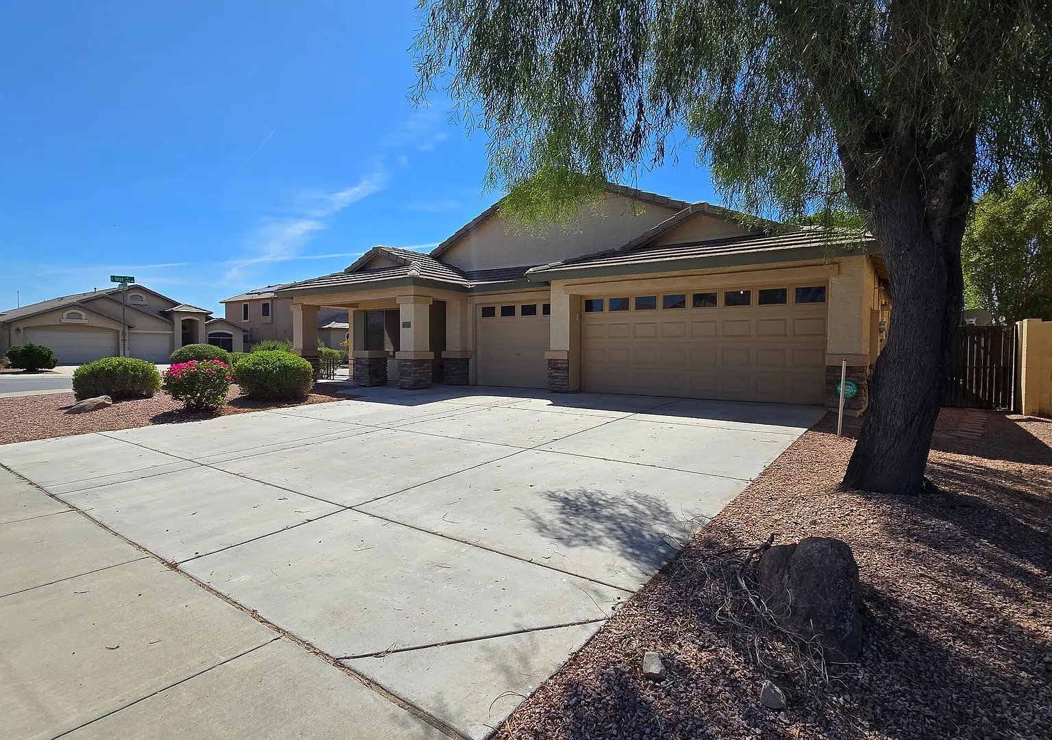 Three Car Garage and 4 bedrooms in Goodyear for sub 2k SOLAR!! — Photo 2