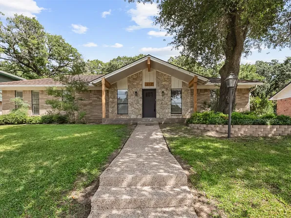 212 Timberlake Dr, Azle, TX 76020
