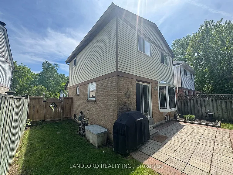 833 Laurier Ave — Photo 17