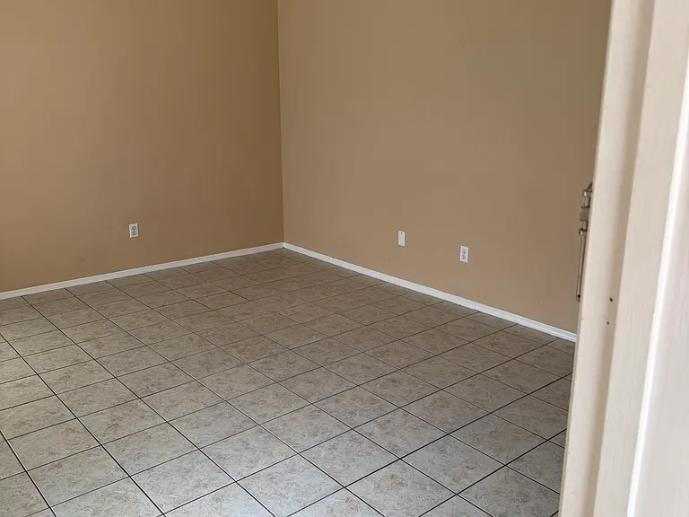 2608 Avondale Ct — Photo 8