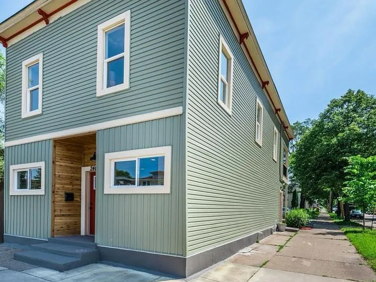 2401 University Ave NE — Photo 3
