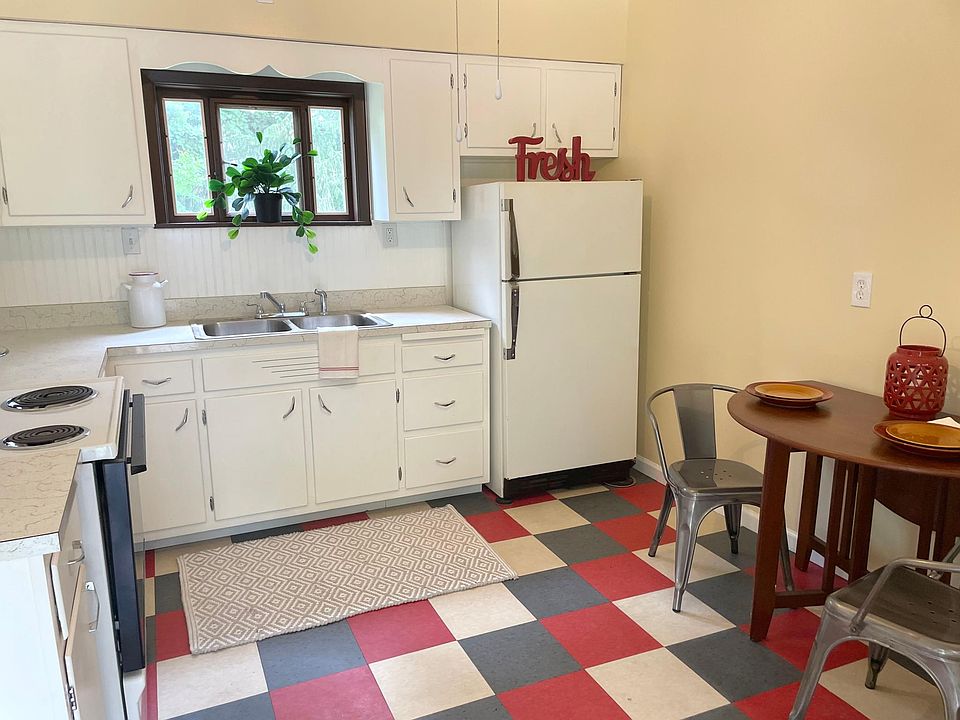 Freshly renovated eat-in country kitchen