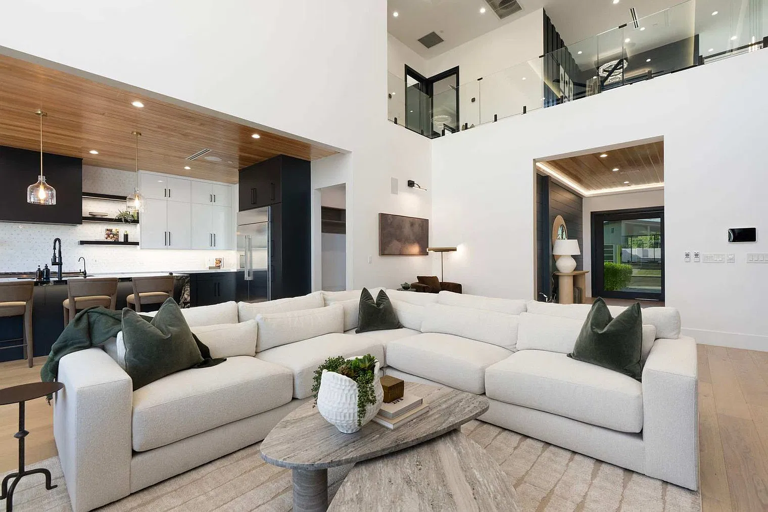 6 bed, 5.0 bath, 4800 sqft, $50,792 — Photo 2