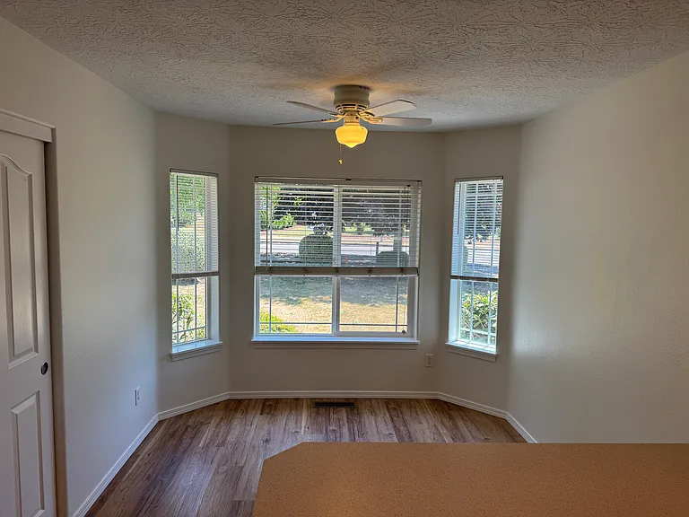 933 Pioneer Dr — Photo 7