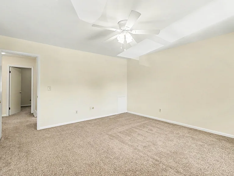 933 E Maple St — Photo 12