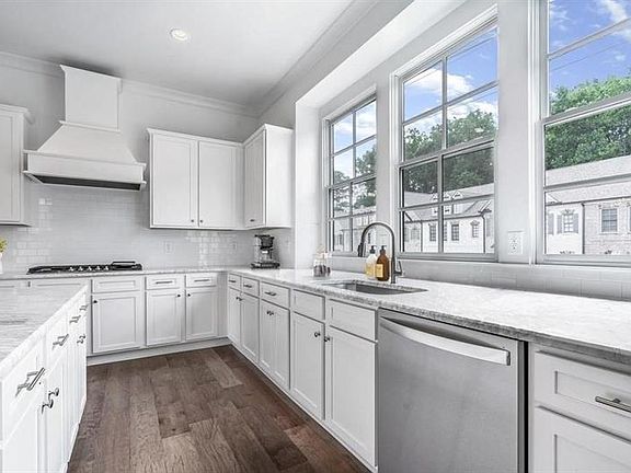 5th image of 2423 Skyland Way #70