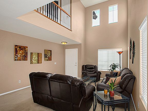 Living Rm w/Vaulted Ceiling.