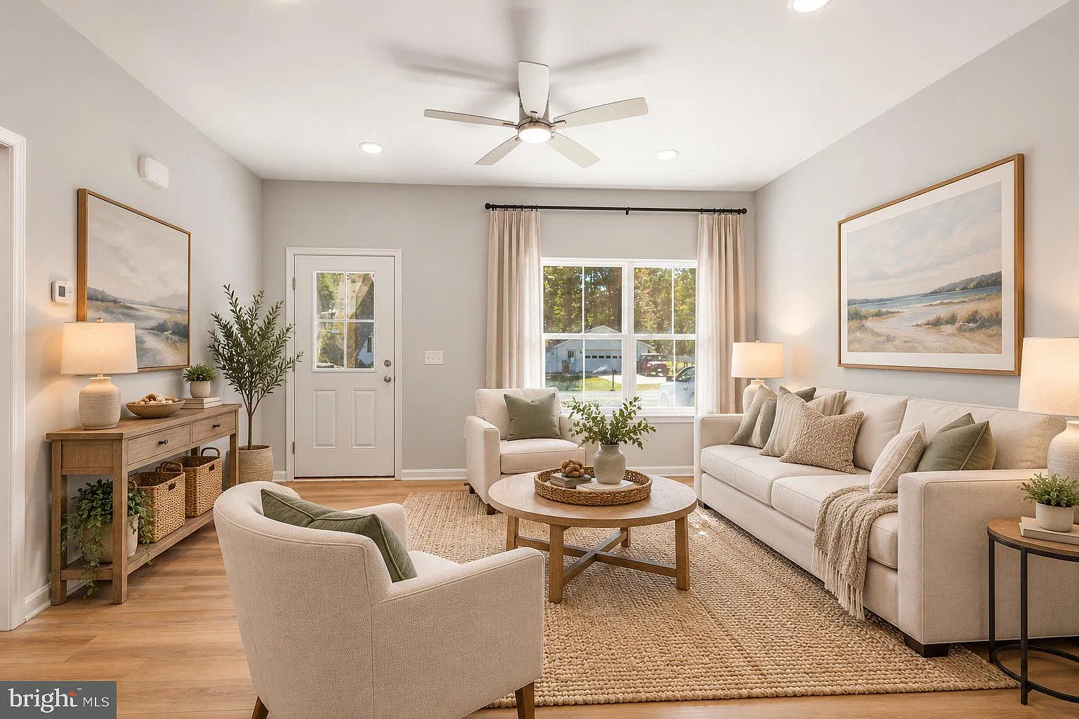 3 bed, 2.0 bath, 1035 sqft, $2,095 — Photo 2