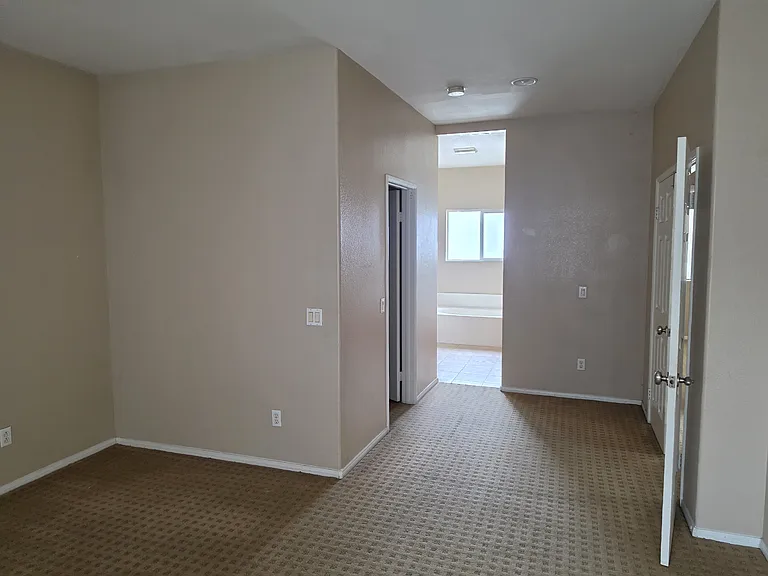 670 S Magnolia Ave — Photo 4