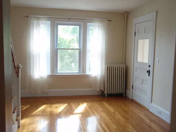 27 Granite St, Whitinsville, MA 01588
