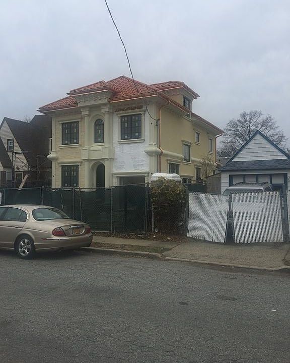 2nd image of 1586 Hawthorne St