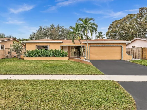 8910 NW 7th Ct, Pembroke Pines, FL 33024