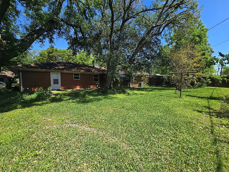 801 Rosewood Dr — Photo 31