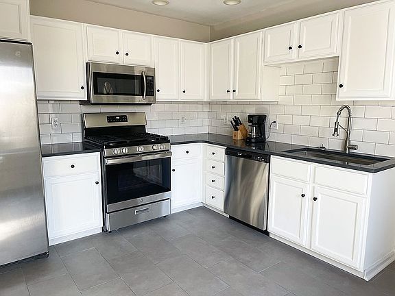 3rd image of 2244 Meadowglen Dr NE
