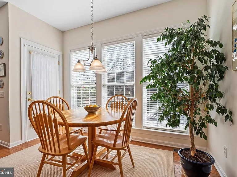 304 Arthur Ct — Photo 6