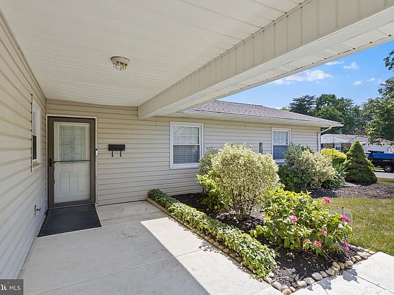 3rd image of 22 Torrington Ln