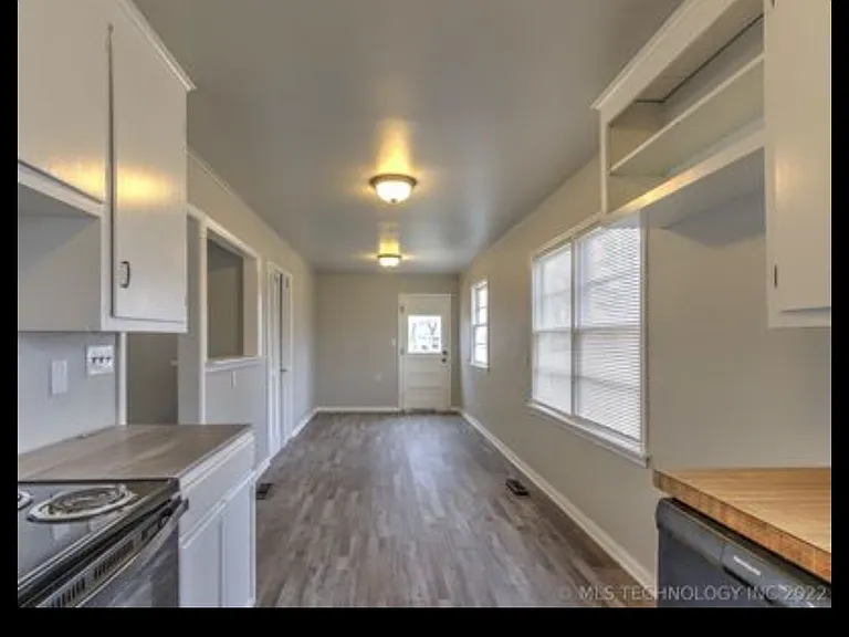 925 E Thompson Ave — Photo 8