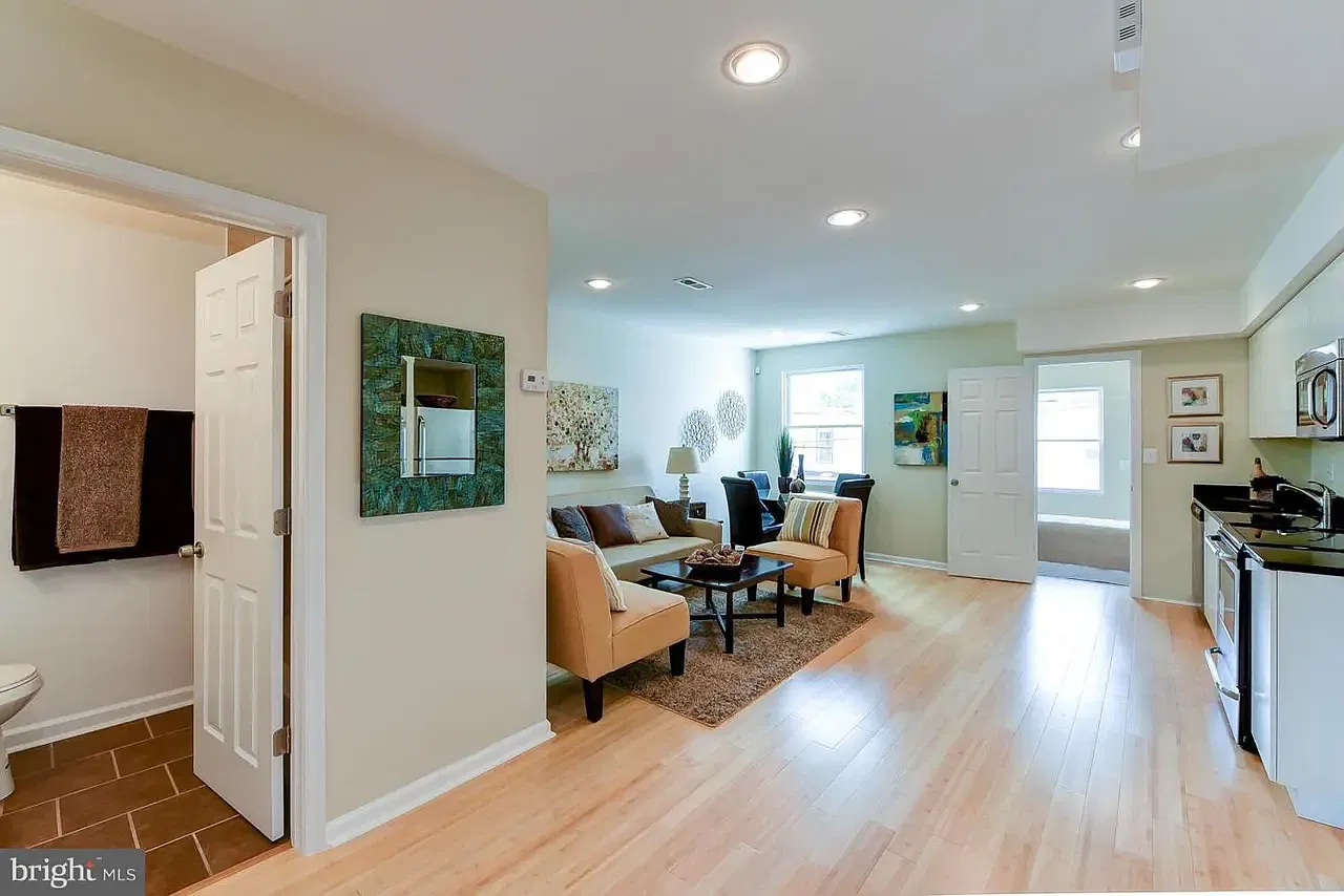 1121 Queen St NE — Photo 3