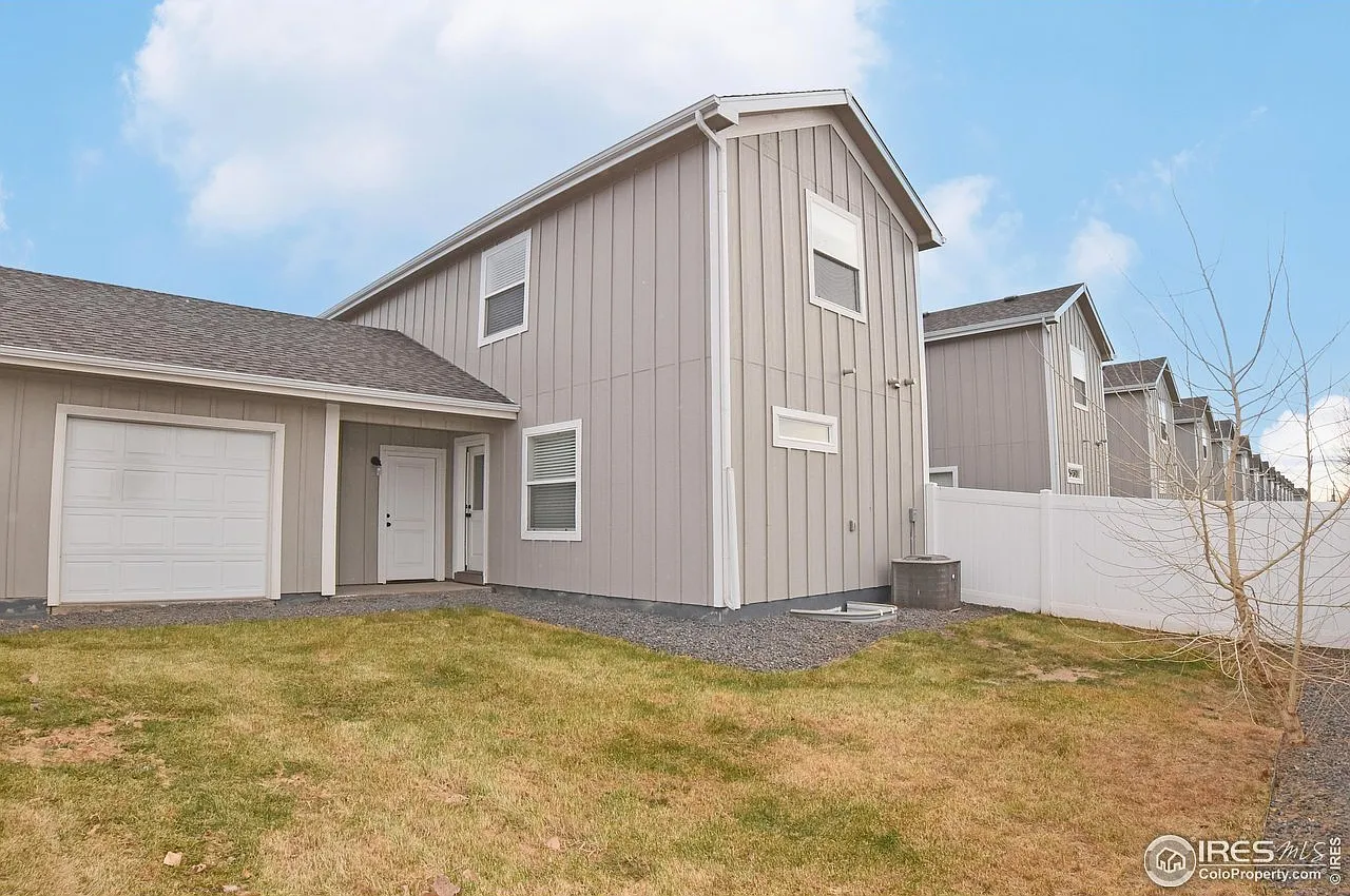 3 bed, 1988 sqft, $2,415 — Photo 3