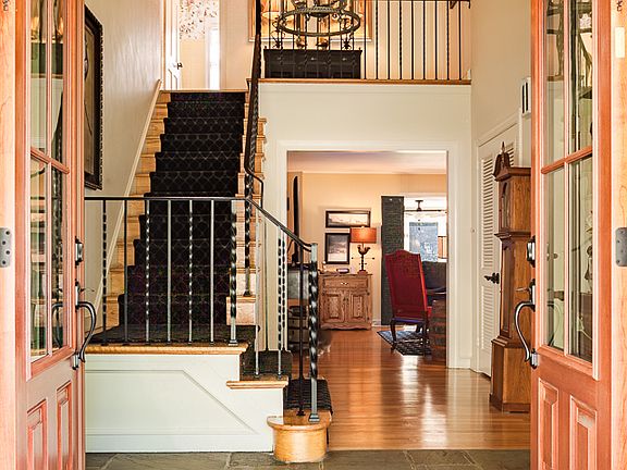 Beautiful 2 story Foyer