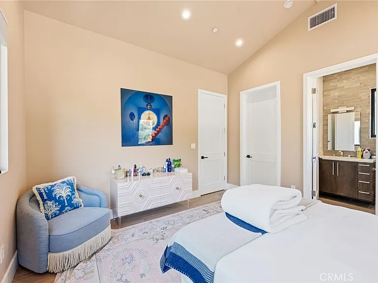 13135 Chandler Blvd — Photo 29