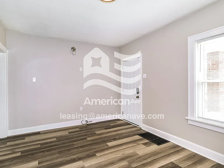 1437405_003_living_room_13725312.jpg