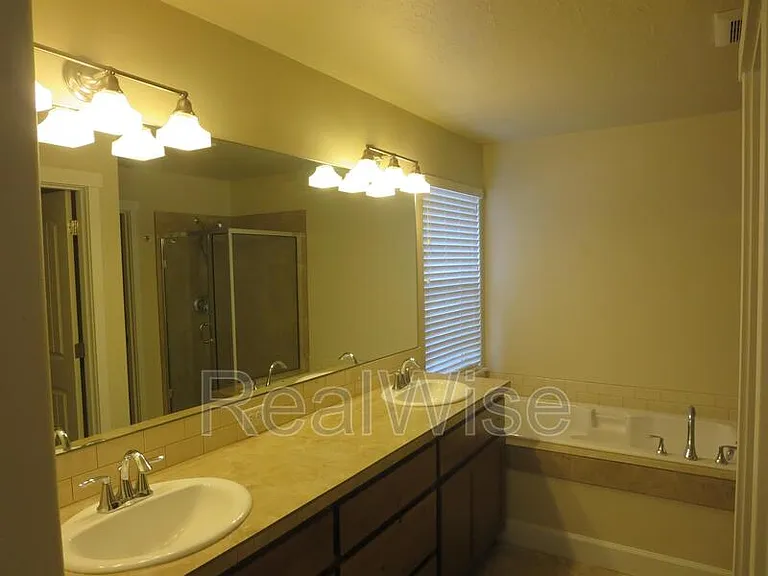 3006 NE Red Oak Dr — Photo 13