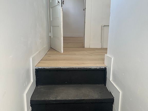4th image of 611 N Kaweah St #609