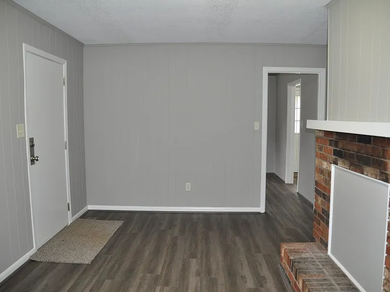 540 Owens Dr — Photo 3