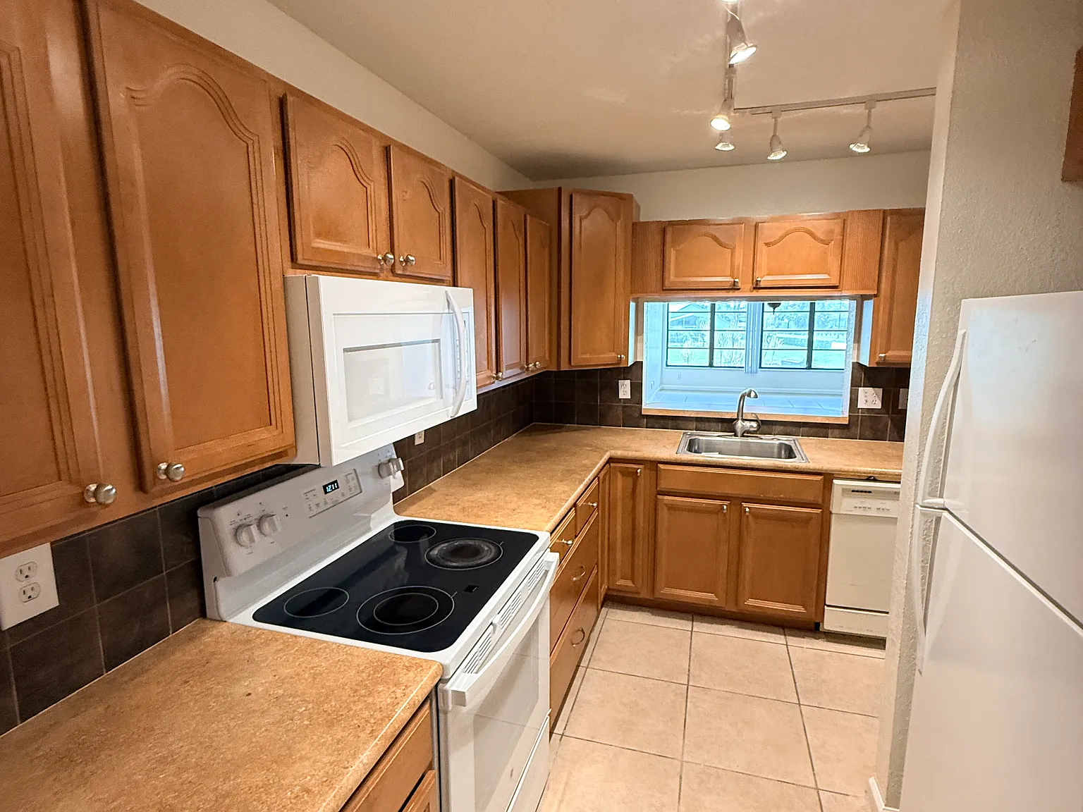 2 bed, 1064 sqft, $1,750 — Photo 3