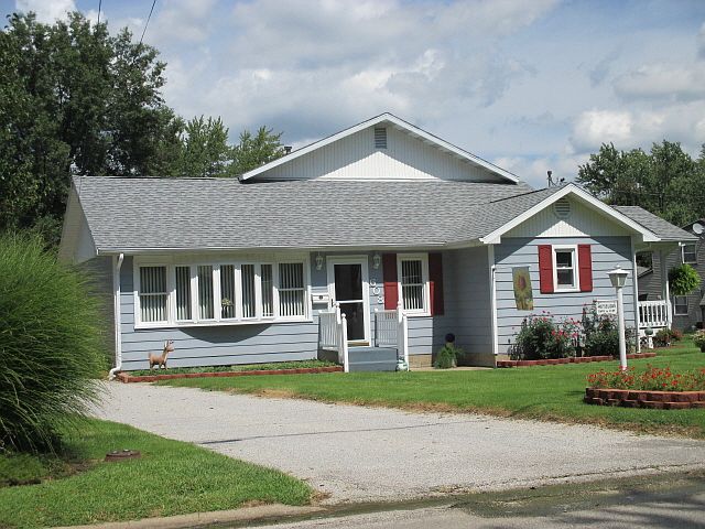 1st image of 608 E Mefford Dr