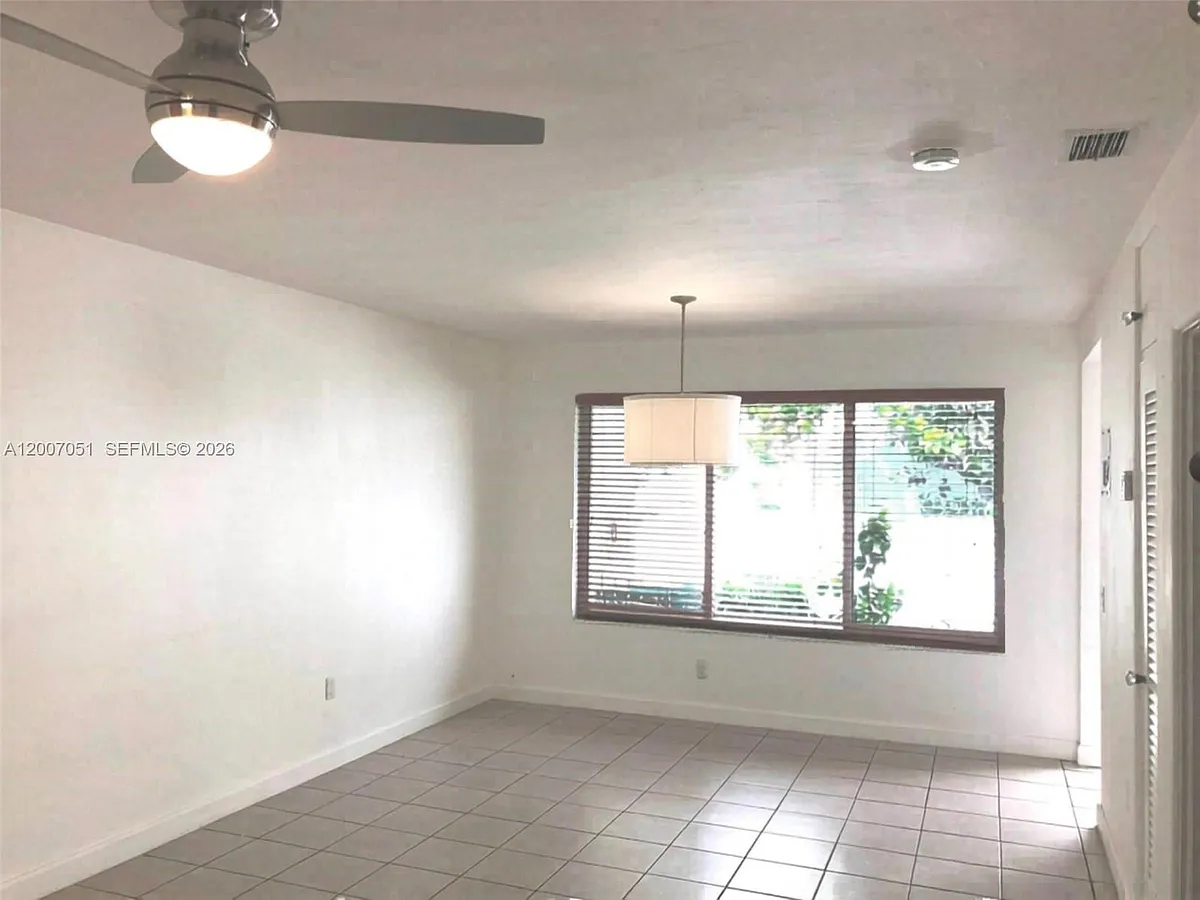 Building Photo - 812 NE 90th St #1