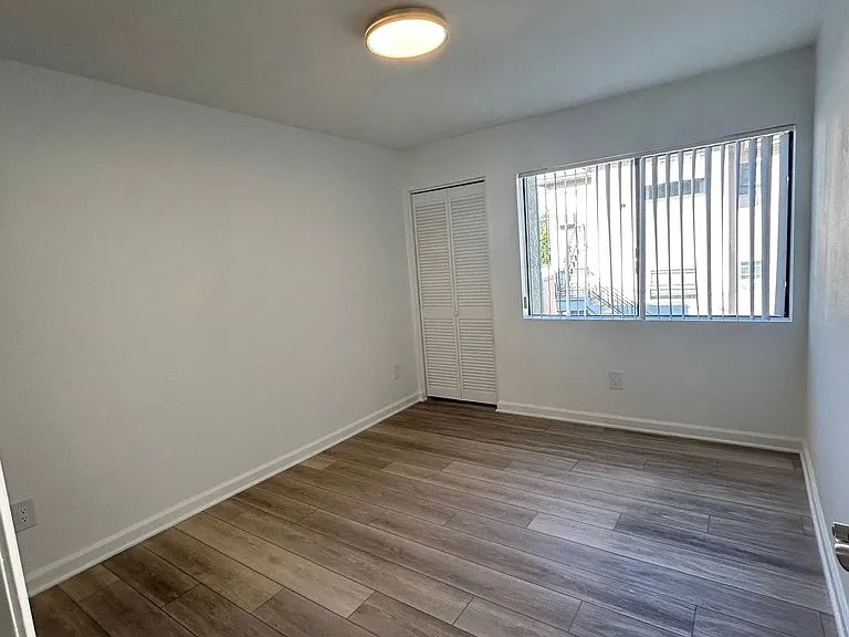 Glenoaks Apartments — Photo 25
