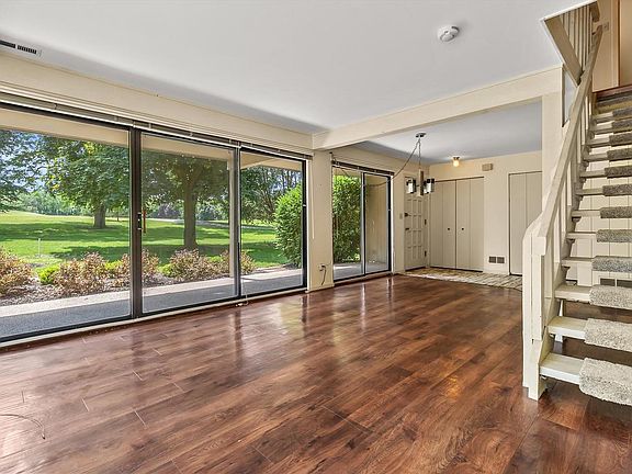 3rd image of 711 Thornridge COURT #B