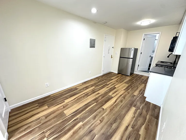 320 E 6th St #1R — Photo 4