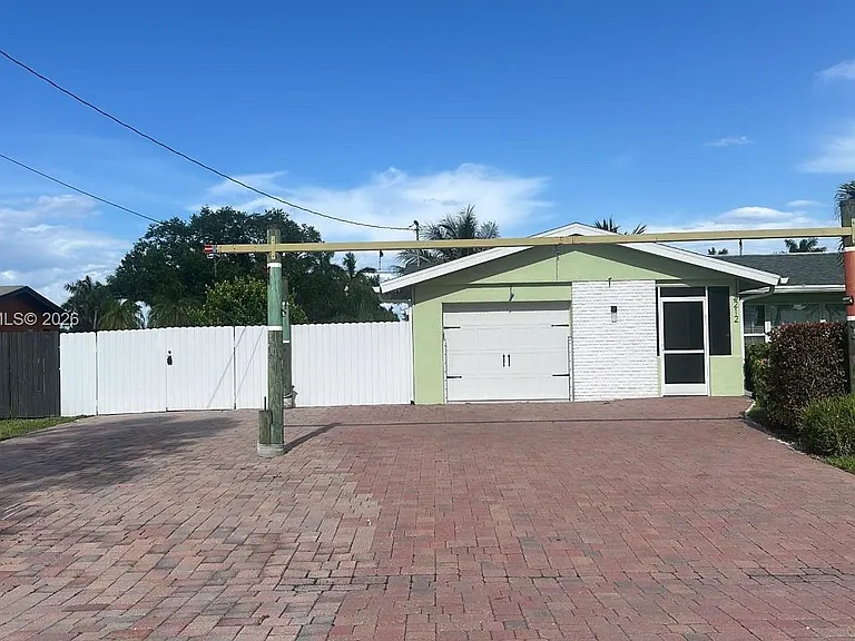 2212 Club House Rd — Photo 3