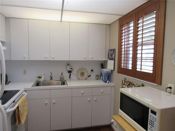 2nd image of 225 Markham K #225