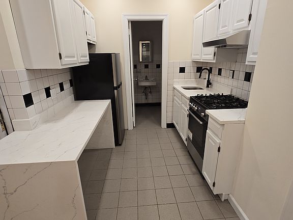 3rd image of 407 W 39th St APT 3A