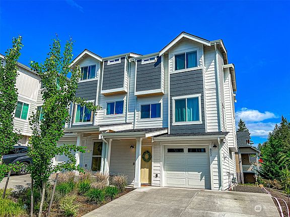 2nd image of 802 NW Highgarden Dr