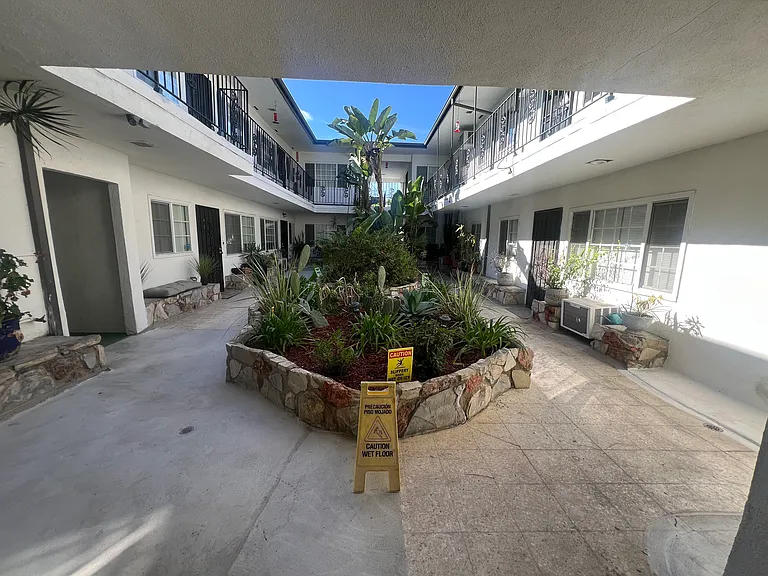 829 N San Vicente Blvd #8 — Photo 14