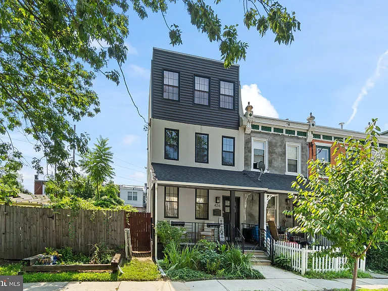 426 W Winona St — Photo 2