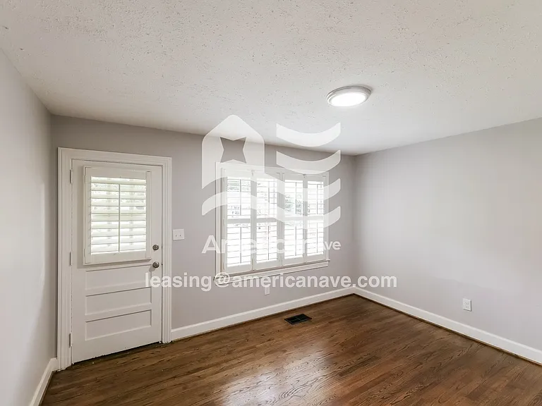 1433579_003_living_room_12819296.jpg