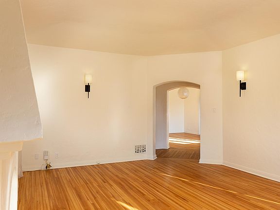 5th image of 1138 S Hayworth Ave