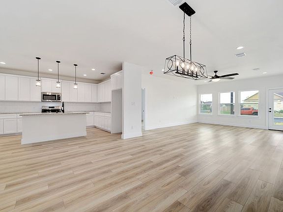 4th image of 1601 Redwood Ct