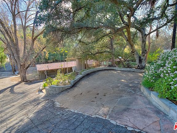 3rd image of 10253 Sunland Blvd
