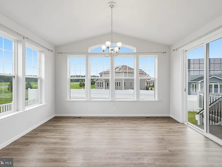 10302 Spotswood Dr — Photo 16