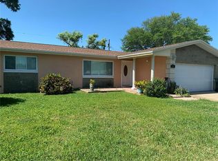586 E Lake Dr, Largo, FL 33771