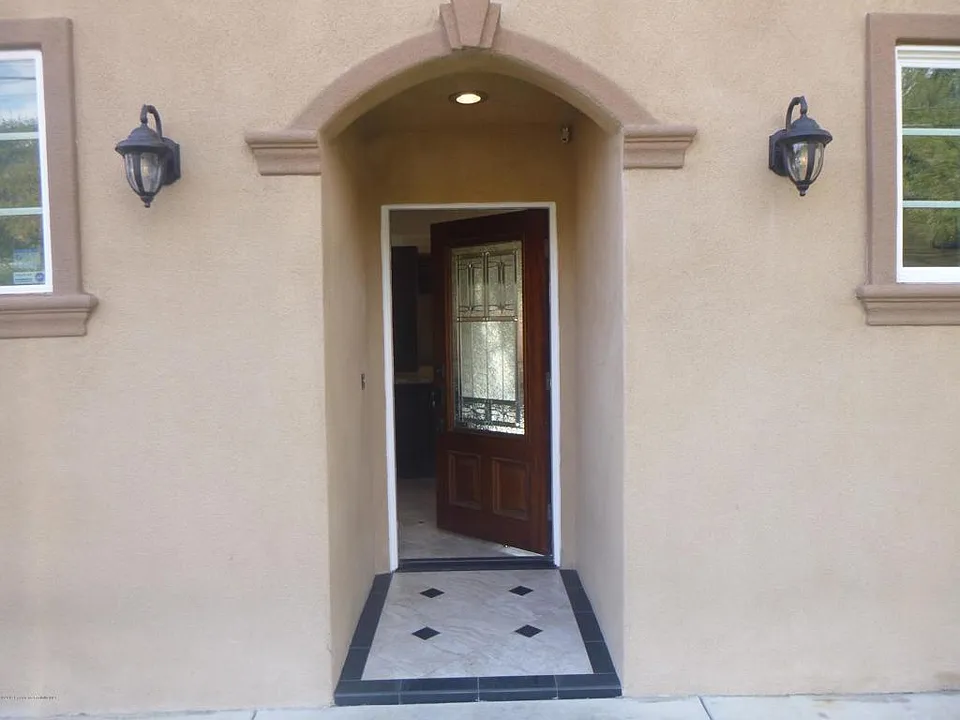 770 W Altadena Dr