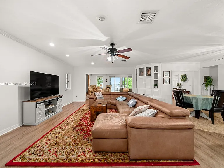 2551 Lakeview Dr — Photo 7