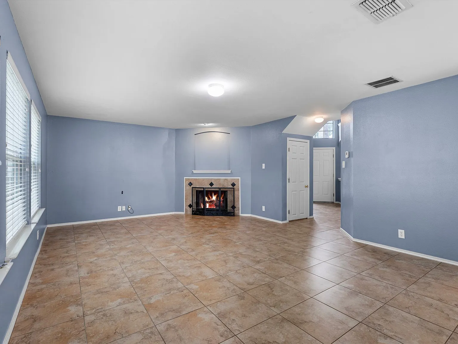 3 bed, 2.5 bath, 2215 sqft, $1,900 — Photo 4